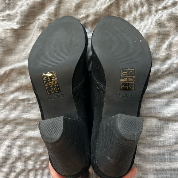 3/$10 🏷️ Faux suede lace up booties - Picture 5 of 9